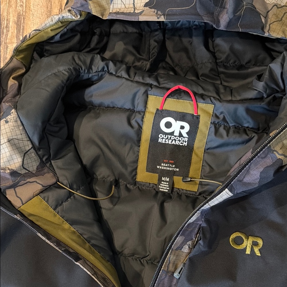 Men’s Outdoor Research Black and Camo snowboard/ski jacket Jacket - Picture 2 of 2